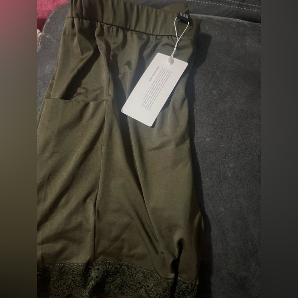 Bloomchic Shorts - Picture 2 of 3